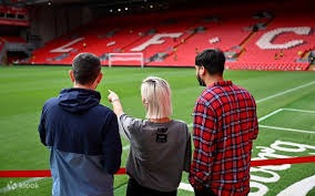 波士顿红袜在 2004 年世界大赛横扫圣路易斯红雀，正式终结了 86 年之久的“贝比鲁斯魔咒”