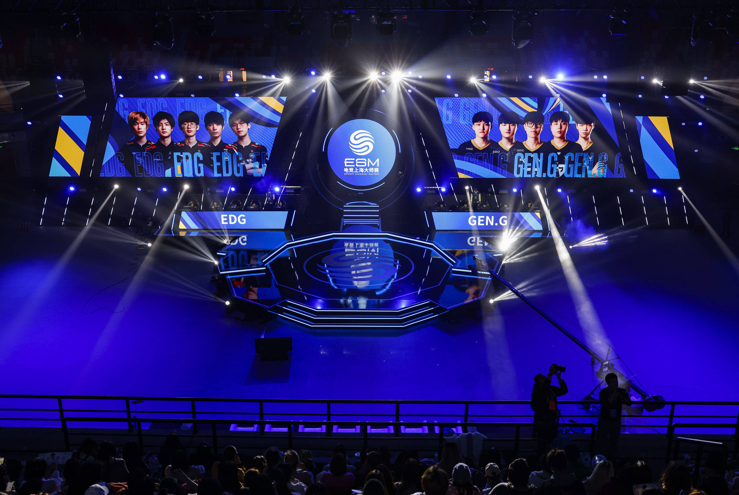 在此背景下 在此背景下